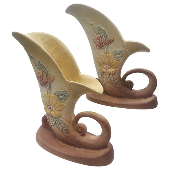 Pair Vintage Hull Pottery Magnolia Cornucopias 19-8 1/2 Cream To Pink - Picture 1 of 8